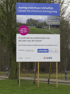 906123 Afbeelding van het bouwbord 'Aanleg onderbaan Uithoflijn', bij de Herculeslaan te Utrecht.